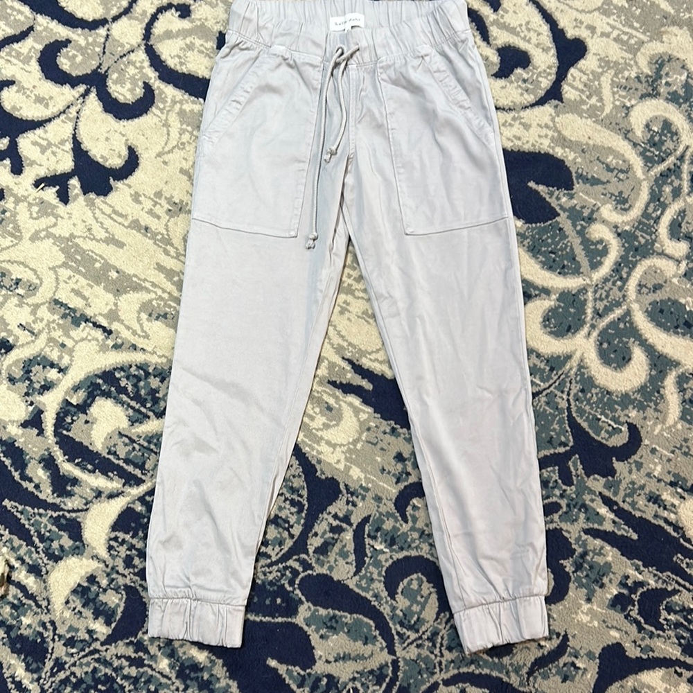 Bella Dahl light gray ankle pant/jogger style